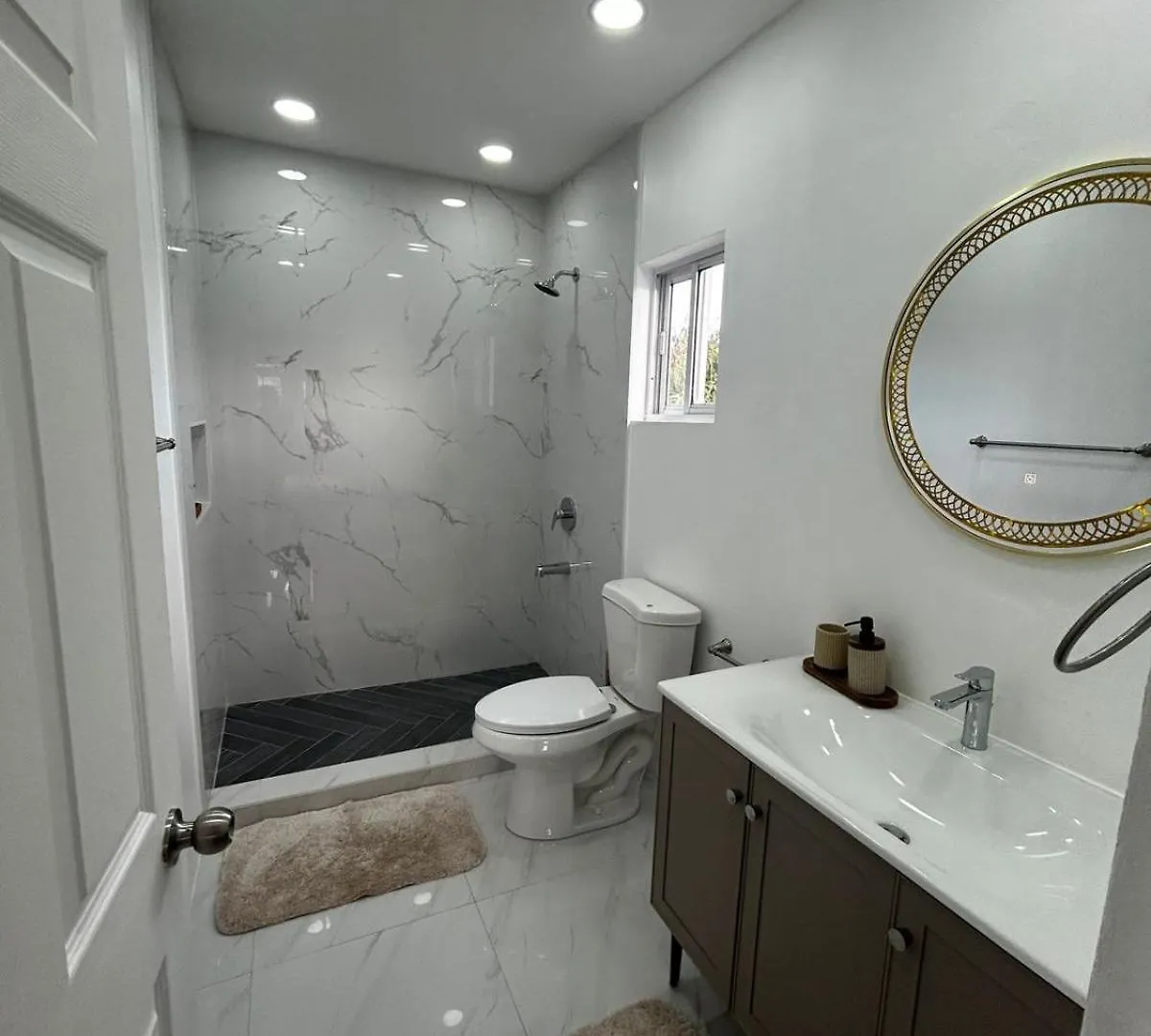 Luxury New Kingston 3 Bed 2 Bath Apartment 0*,